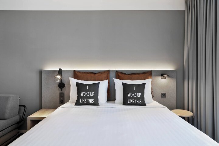 Room 15 of 33
