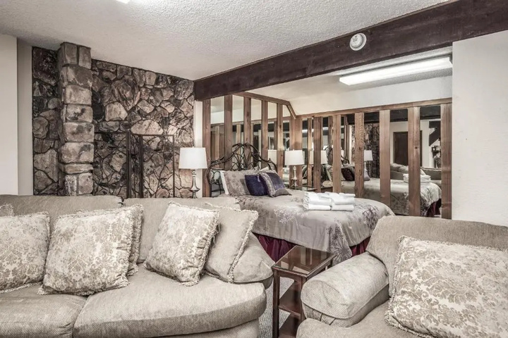 Room 5 of 17