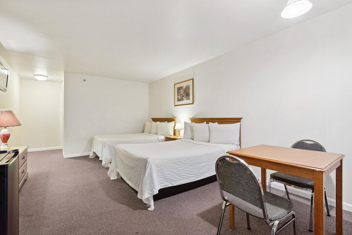Standard Room, King or Two Doubles (6 of 6)
