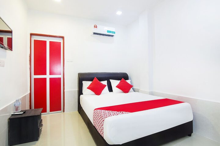 Room 10 of 32
