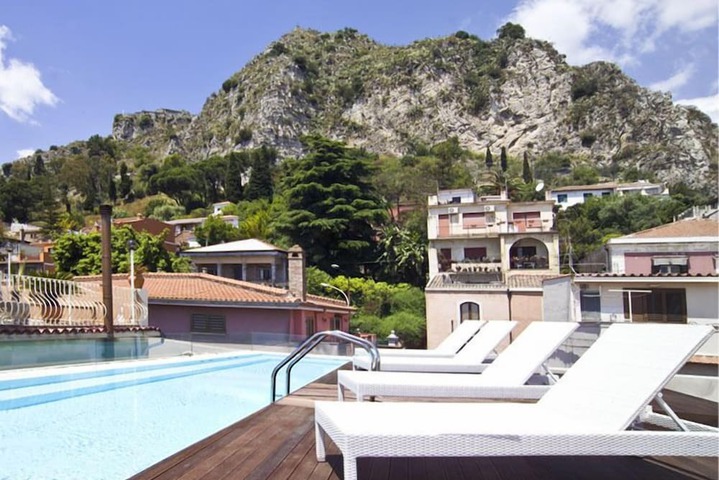 Hotel Pool