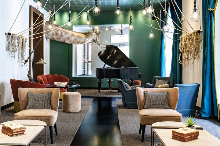 Lounge 58 of 71