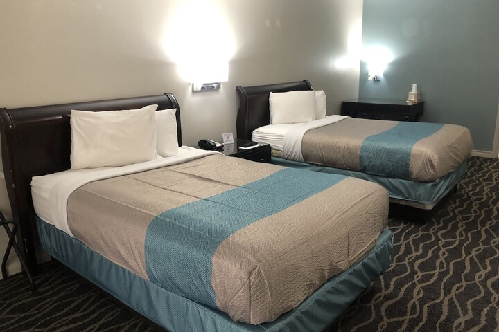 2 Double Beds (13 of 14)