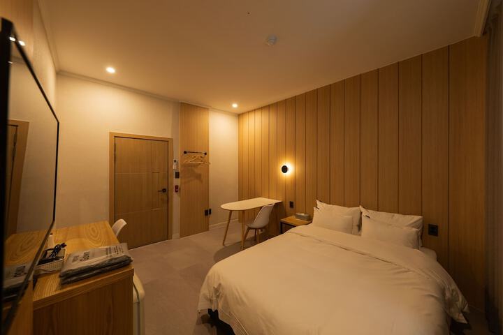 Room 7 of 80
