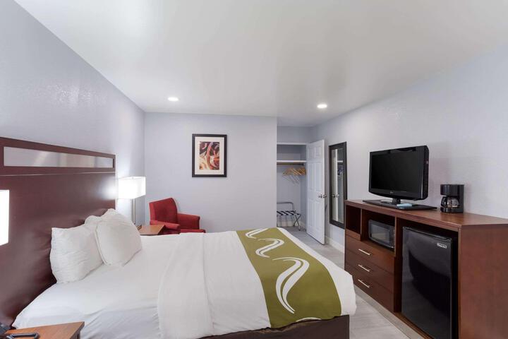 1 Queen Bed (1 of 8)