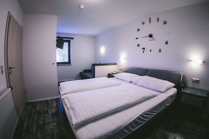Room 17 of 99
