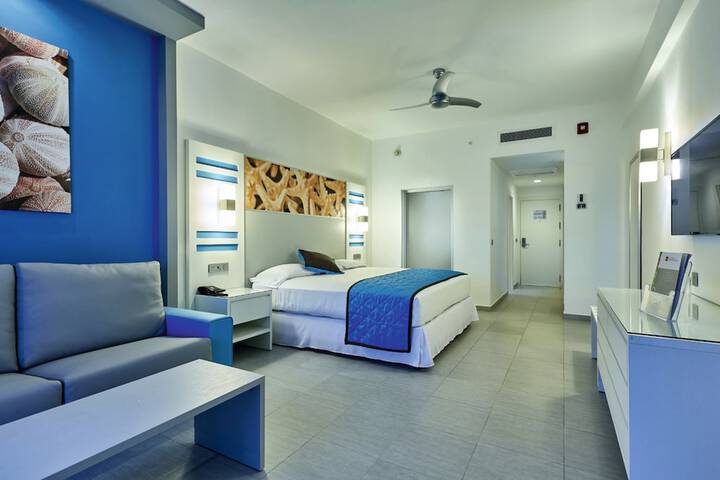 Room 8 of 90