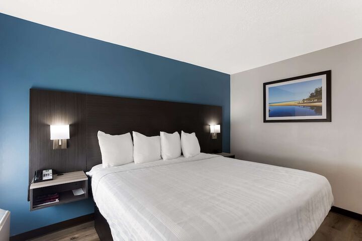 1 King Bed (2 of 14)