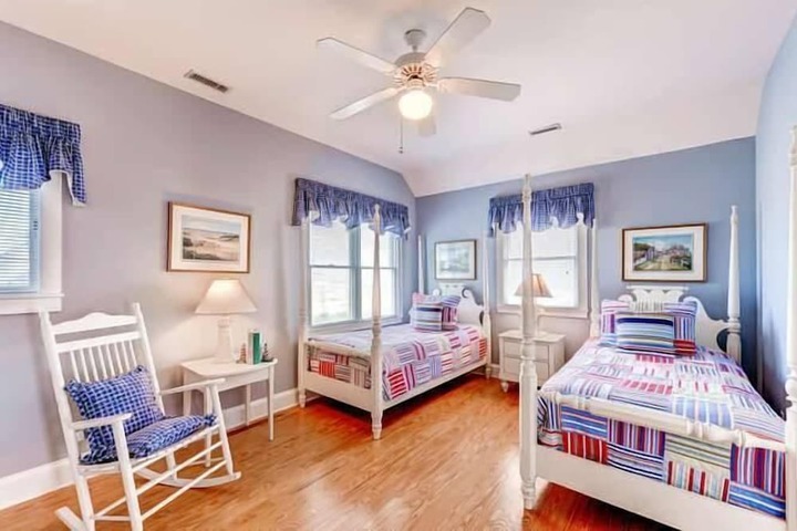 Room 4 of 9