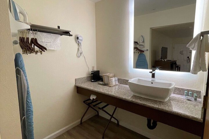 1 King Accessible Comm Assist Bathtub Table Chairs Microwave, Refrigerator, Continental Breakfast (11 of 21)