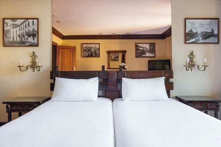 Room 16 of 46
