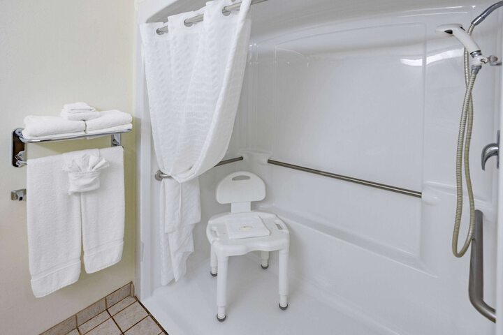 2 Queen Bed Mobility Hearing Accessible Room Roll in Shower (21 of 44)