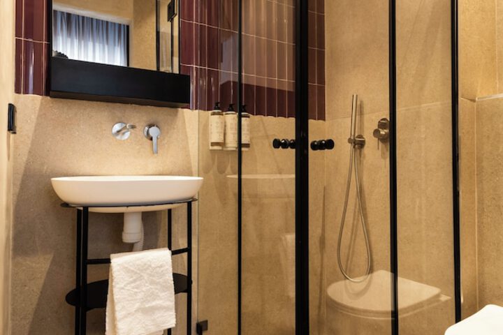 Room 32 of 41