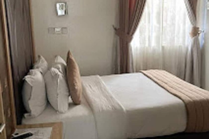 Room 7 of 9