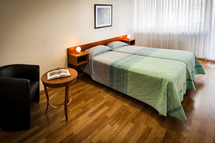 Room 4 of 37