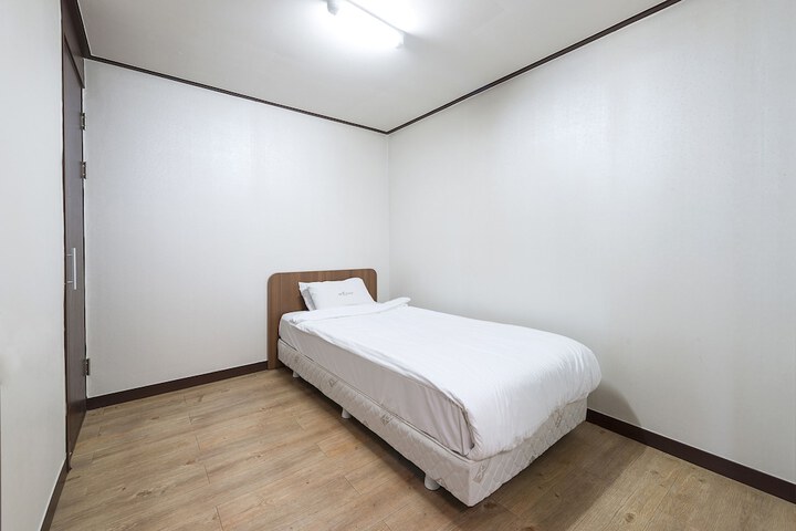 Room 5 of 32