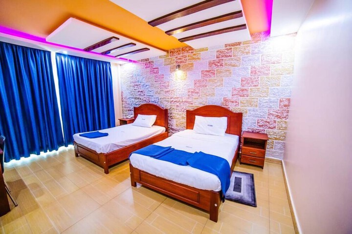Room 7 of 18