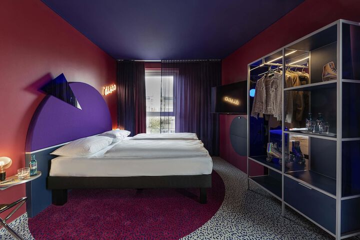 Room 28 of 65