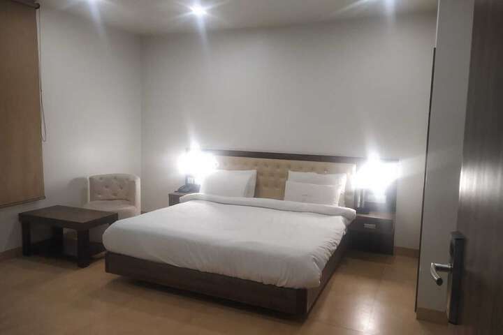 Room 11 of 28