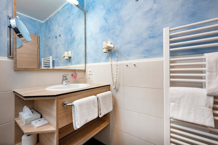 Room 16 of 34
