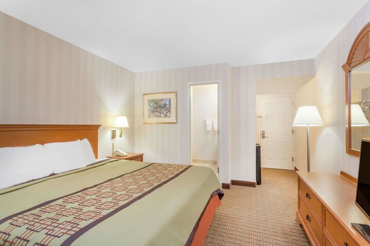 1 King Bed (2 of 6)