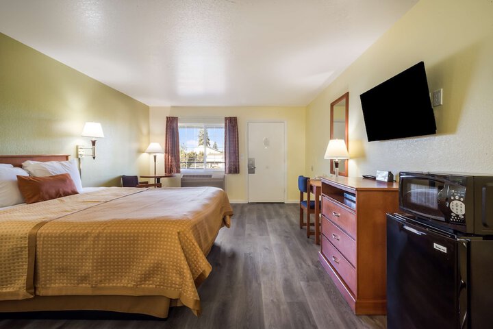 1 King Bed (5 of 8)