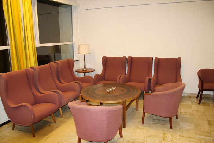 Lounge 44 of 65