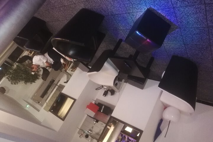 Lounge 28 of 35