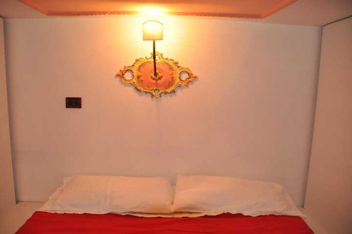 Room 9 of 37