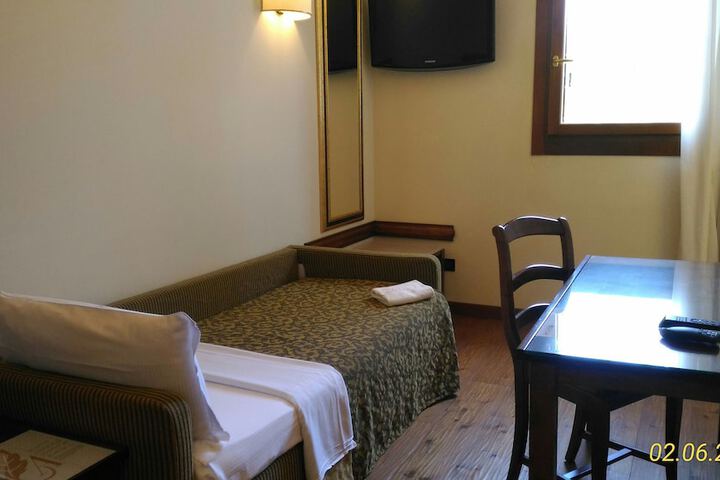 Room 4 of 58