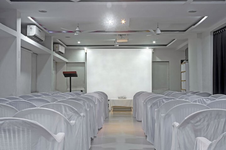 Ballroom/Hall 82 of 94