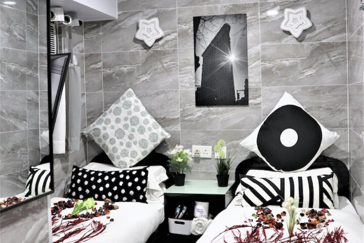 Room 12 of 32
