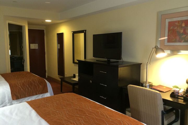 2 Queen Beds (14 of 16)