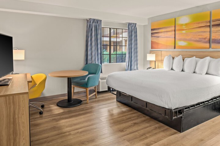 1 King Bed (6 of 20)