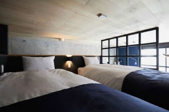Room 10 of 27