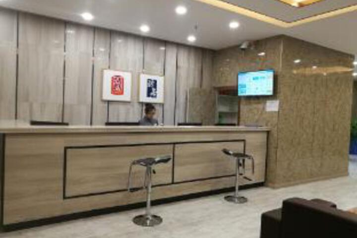 Home Inns-affiliated Chifeng Linxi Raozhou Street County Hospital Paibo Cloud Hotel