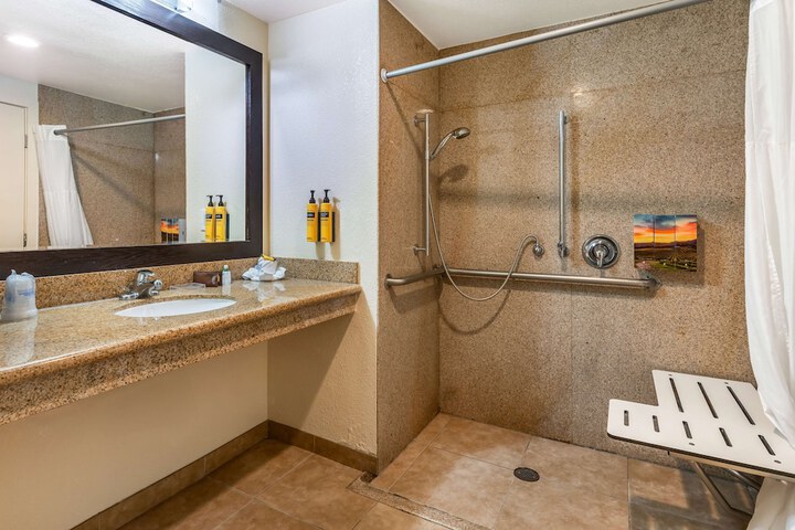 1 King Bed High Speed Balcony or Patio Microfridge Full Breakfast (5 of 12)