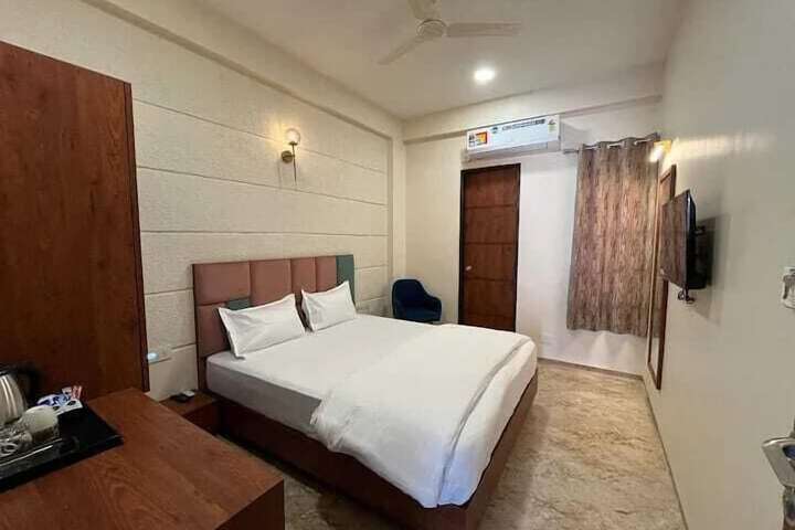 Room 2 of 10