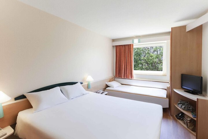 Room 8 of 33