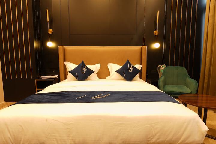 Room 7 of 18