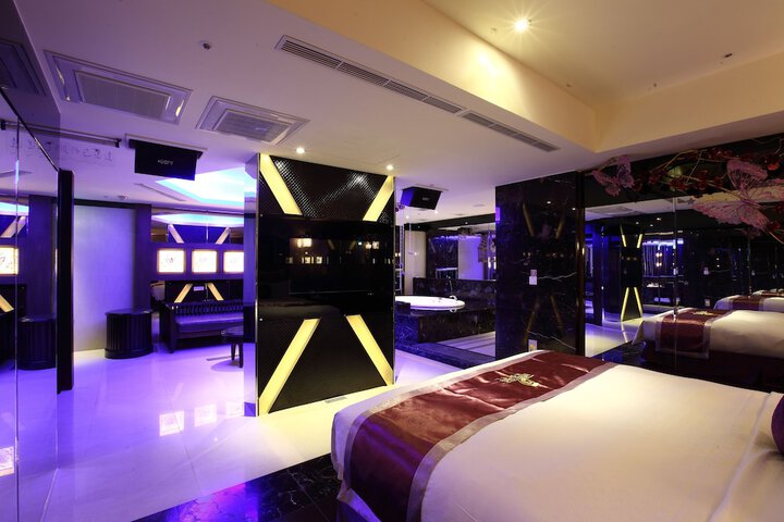 Room 13 of 32