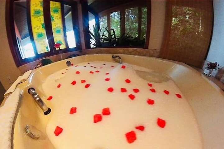 Deep soaking bathtub