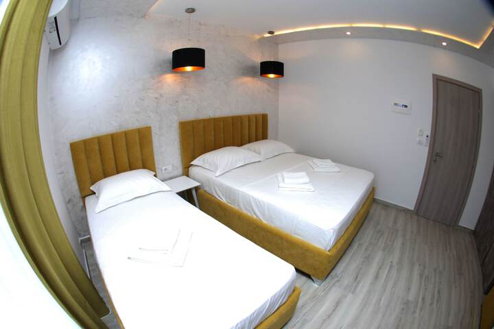 Room 13 of 103