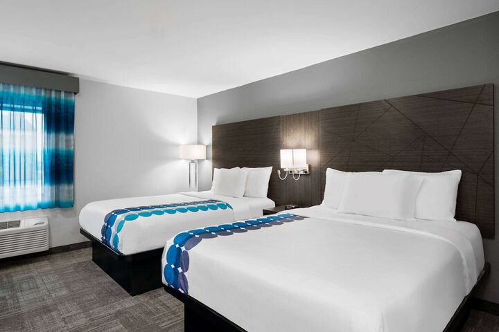 2 Queen Beds Deluxe Room (7 of 10)