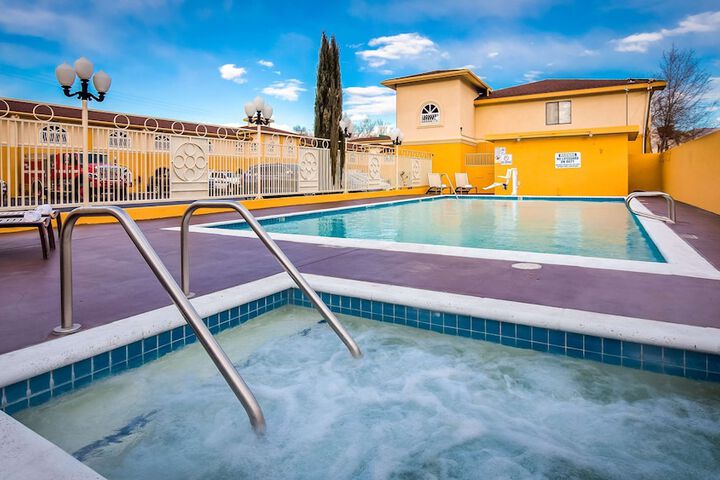 Hotel Pool