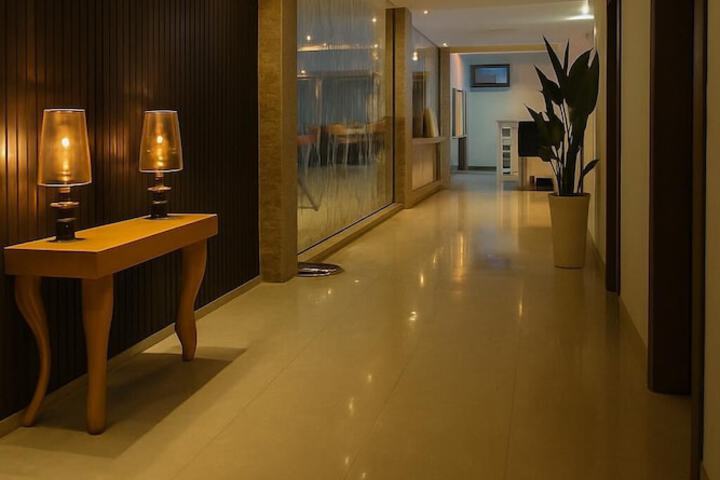 Ballroom/Hall 87 of 102