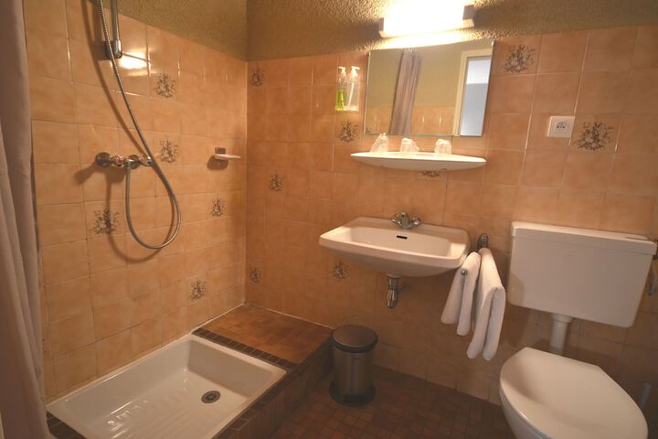 Room 14 of 38