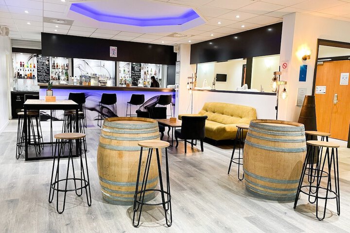 Lounge 62 of 87