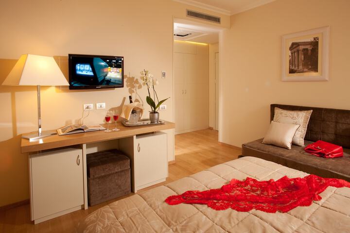 Room 9 of 37