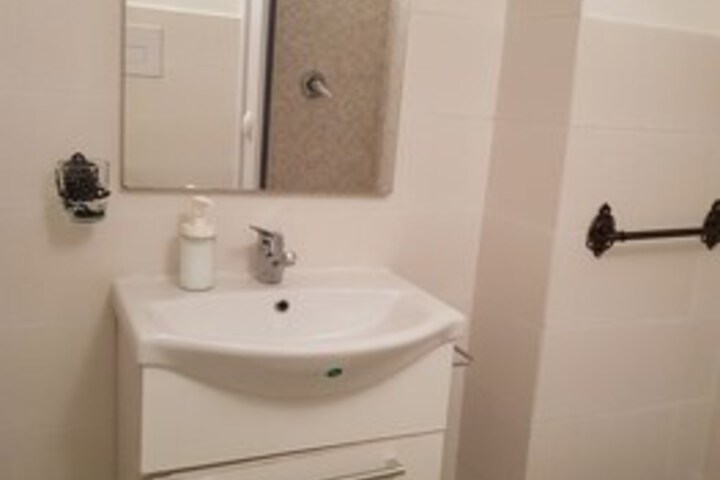 Room 10 of 76